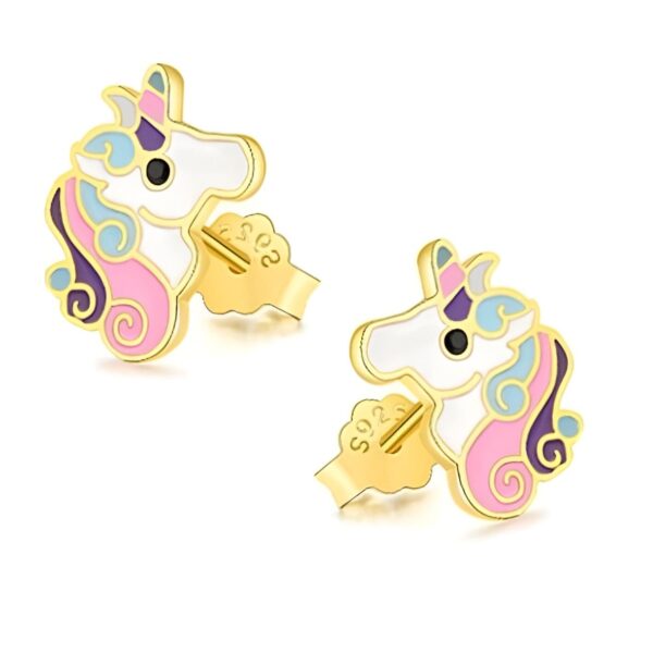 Une paire de boucles d'oreilles en forme de licorne en or jaune avec des détails en émail coloré.