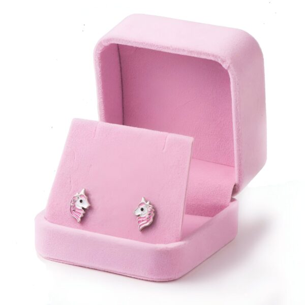 boucles-d-oreilles-licorne-fille-rose-argent-1a.jpg Une paire de boucles d'oreilles en forme de licorne en argent avec des détails en émail rose dans une boîte à bijoux en velours rose.