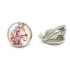 boucles-d-oreilles-licorne-fille-tropical-clip-1a.jpg Une paire de boucles d'oreilles en forme de licorne avec des lunettes de soleil. Les licornes sont blanches et ont une crinière et une queue roses. Elles portent des lunettes de soleil noires. Les boucles d'oreilles sont en métal argenté.