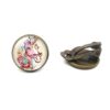 boucles-d-oreilles-licorne-fille-tropical-clip-2a.jpg Une paire de boucles d'oreilles en bronze avec un motif de licorne portant des lunettes de soleil. La licorne est représentée avec une crinière et une queue roses, et des fleurs roses et bleues l'entourent. Les boucles d'oreilles sont de forme ronde et mesurent 1,2 cm de diamètre.