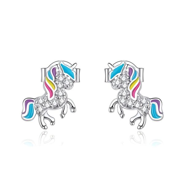 boucles-d-oreilles-licorne-multicolore-argent-1a.jpg Une paire de boucles d'oreilles en argent avec des licornes. Les licornes sont colorées avec de l'émail et ont des cristaux sur le corps.