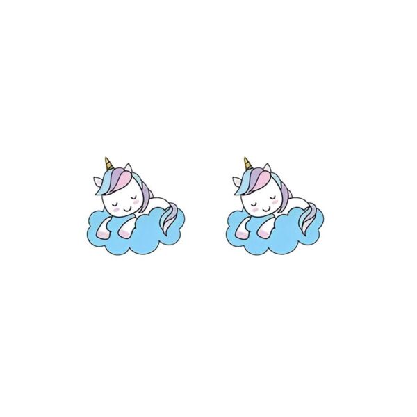 boucles-d-oreilles-licorne-nuage-2a.jpg Deux licornes endormies sur un nuage. Les licornes sont de couleur rose et bleu avec une crinière et une queue arc-en-ciel. Le nuage est de couleur bleu clair.