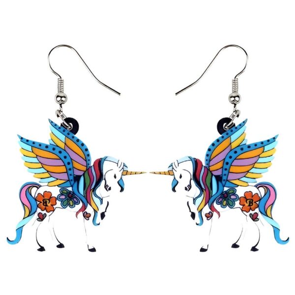 boucles-d-oreilles-licorne-pendantes-bleues-2a.jpg Boucles d'oreilles en forme de licorne avec des ailes colorées et des fleurs.