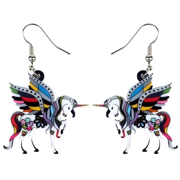 boucles-d-oreilles-licorne-pendantes-grises-2a.jpg Boucles d'oreilles en forme de licorne avec des ailes colorées.