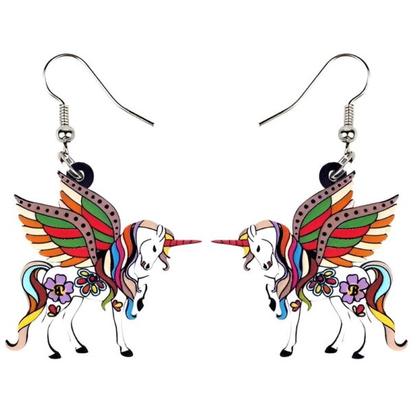 boucles-d-oreilles-licorne-pendantes-marrons-2a.jpg Boucles d'oreilles pendantes en forme de licorne avec des ailes colorées et des fleurs.
