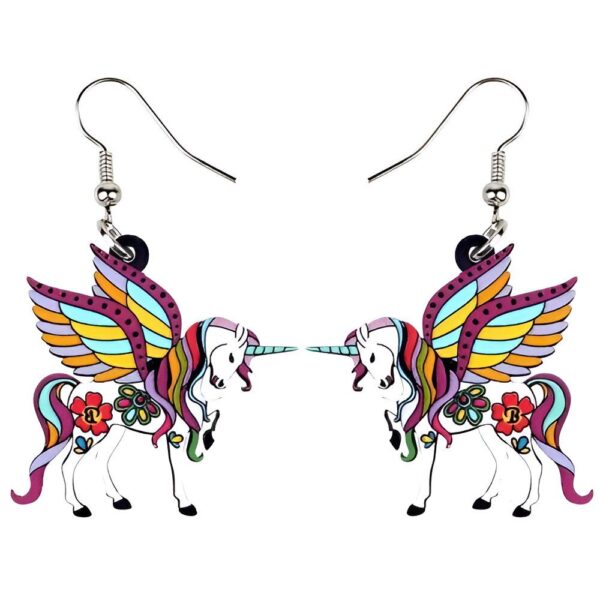 boucles-d-oreilles-licorne-pendantes-violettes-2a.jpg Boucles d'oreilles en forme de licorne avec des ailes colorées et des fleurs.