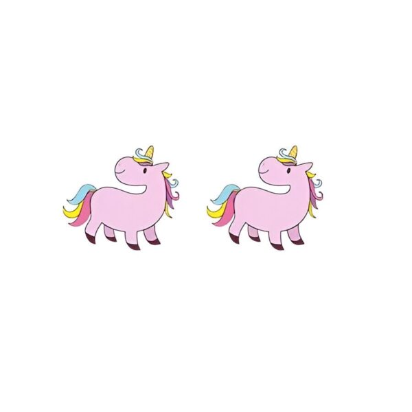 boucles-d-oreilles-licorne-petit-enfant-2a.jpg Deux licornes roses avec des crinières et des queues arc-en-ciel.