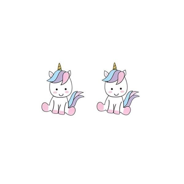 boucles-d-oreilles-licorne-petite-fille-2a.jpg Deux licornes blanches avec des crinières et des queues multicolores sont assises côte à côte.