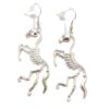 boucles-d-oreilles-pendantes-licorne-squelette-fantaisie-1a.jpg Paire de boucles d'oreilles pendantes en forme de squelette de licorne argenté, présentées sur un fond blanc uni. Bijoux originaux pour les passionnés de créatures fantastiques et d'accessoires insolites., 45502397710591 | Licorne Shop