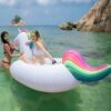 bouee-gonflable-geante-licorne-flottante-chez-walmart-1a.jpg Deux jeunes femmes en bikini profitent de la mer sur une bouée licorne gonflable multicolore lors d'une journée ensoleillée., 45501246439679 | Licorne Shop