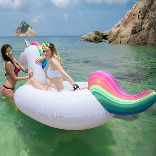 bouee-gonflable-geante-licorne-flottante-chez-walmart-1a.jpg Deux jeunes femmes en bikini profitent de la mer sur une bouée licorne gonflable multicolore lors d'une journée ensoleillée., 45501246439679 | Licorne Shop