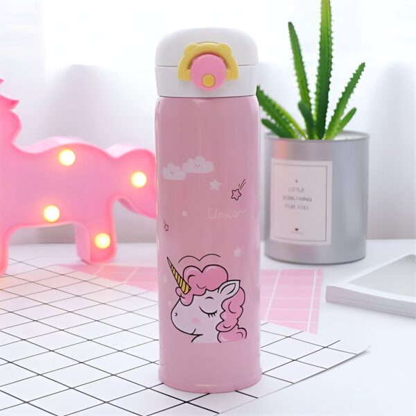 Gourde rose avec motif de licorne, idéale pour les enfants et les amateurs de magie. Accessoire mignon et pratique pour rester hydraté avec style., 45501171826943 | Licorne Shop