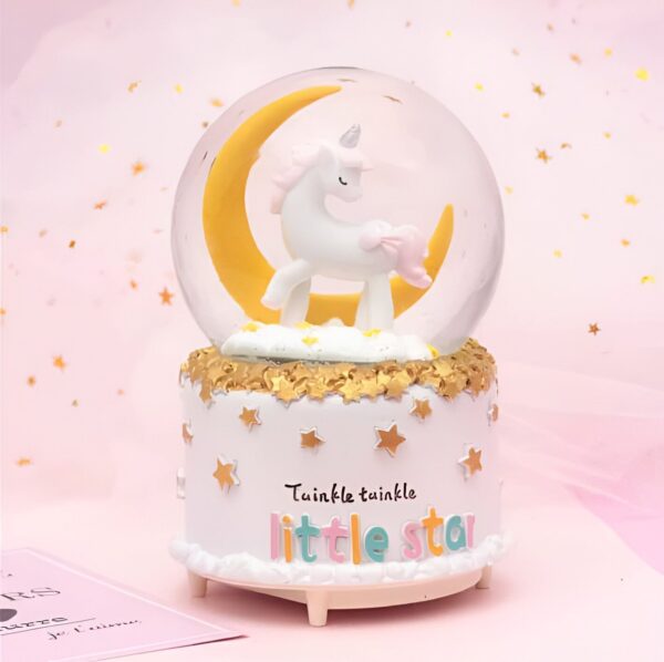 Boule à neige licorne sur croissant de lune, base blanche avec étoiles dorées et inscription "Twinkle twinkle little star". Décoration féérique pour enfant, cadeau original., 45501134340351 | Licorne Shop