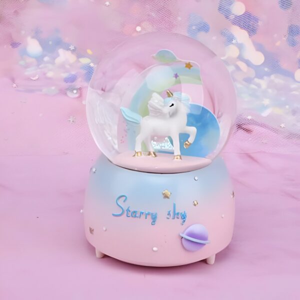 Boule à neige féerique avec un unicorn ailé et un arc-en-ciel. Décor pastel rose et bleu avec l'inscription "Starry Sky". Cadeau poétique et magique., 45501133422847 | Licorne Shop