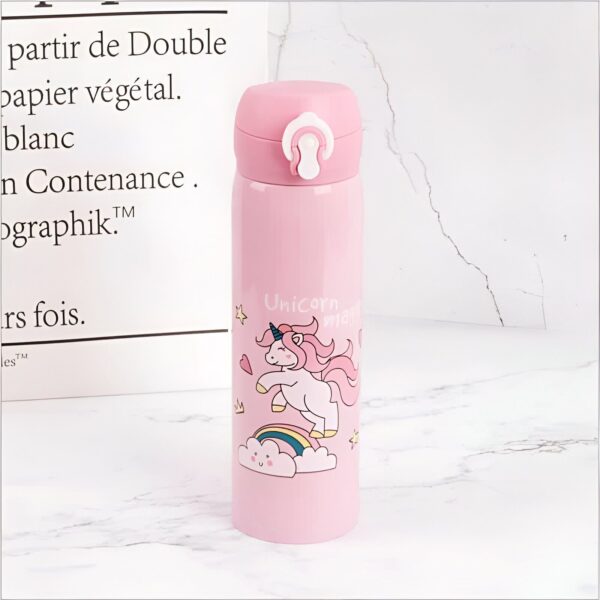 bouteille-d-eau-500-ml-licorne-pusheen-1a.jpg Gourde rose illustrée d'un motif de licorne sur un arc-en-ciel nuageux. Idéale pour l'école ou les sorties, cette bouteille pratique garde les boissons à la bonne température., 45501175988479 | Licorne Shop