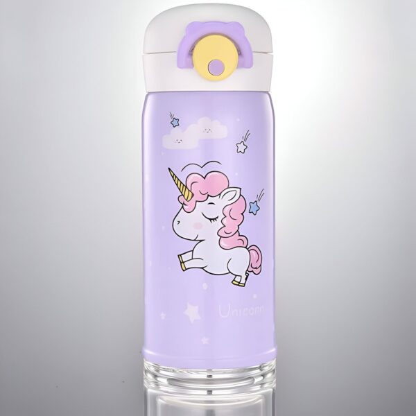 bouteille-d-eau-en-acier-inoxydable-licorne-kawaii-isotherme-1a.jpg Gourde en acier inoxydable lilas avec un dessin de licorne rose et blanche, idéale pour les enfants. Son couvercle est blanc avec un bouton jaune et un détail lilas., 45501176185087 | Licorne Shop