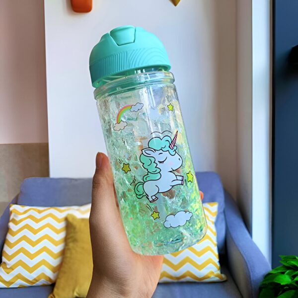 bouteille-d-eau-licorne-enfant-a-paillettes-vertes-1a.jpg Bouteille d'eau avec motif de licorne et bouchon bleu turquoise. L'intérieur est rempli de petites étoiles scintillantes. Idéale pour les enfants et les fans de licornes., 45501171597567 | Licorne Shop