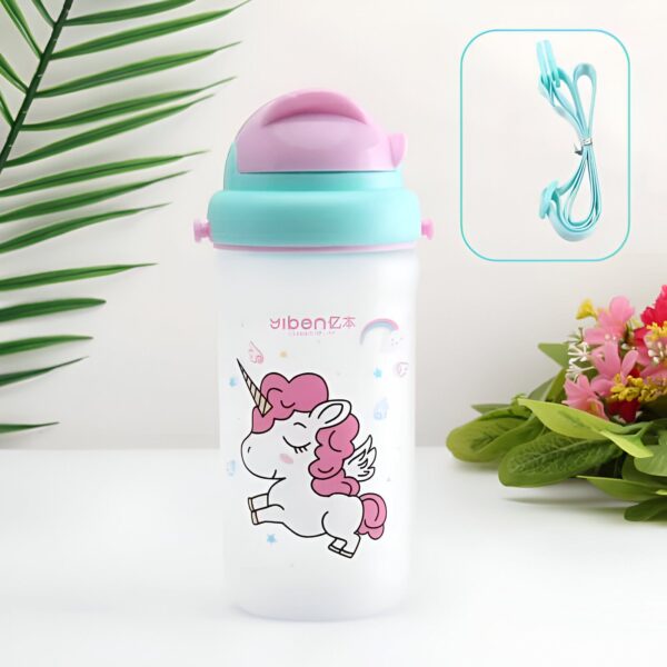 bouteille-d-eau-licorne-kawaii-pour-enfant-1a.jpg Gourde pour enfant blanche avec un motif de licorne rose, un bouchon turquoise et violet. Un cordon turquoise est également visible., 45501172023551 | Licorne Shop
