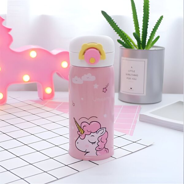 bouteille-d-eau-licorne-pleurante-500ml-1a.jpg Gourde rose avec motif de licorne et bouchon blanc et jaune. Décor de licorne lumineuse et plante en pot en arrière-plan., 45501176316159 | Licorne Shop