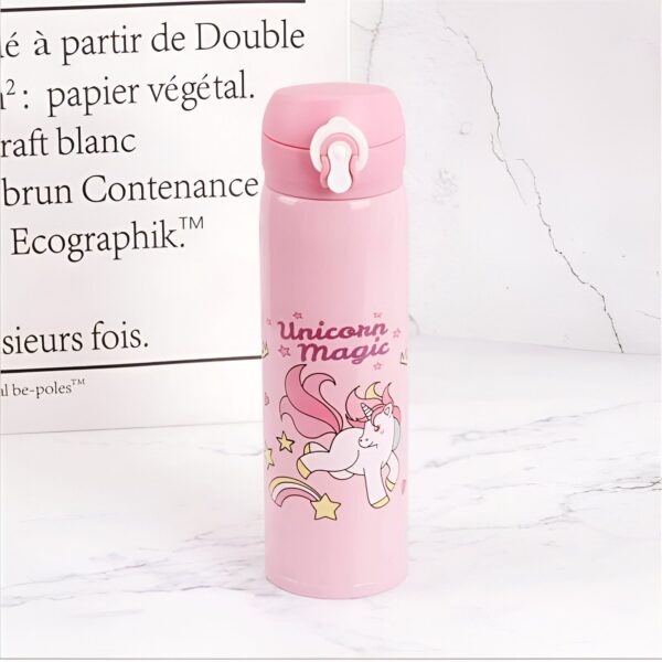 bouteille-d-eau-pour-enfants-motif-licorne-avec-paille-1a.jpg Gourde isotherme rose avec un motif de licorne et l'inscription "Unicorn Magic". Accessoire pour enfants, idéal pour l'école ou les sorties., 45501172220159 | Licorne Shop