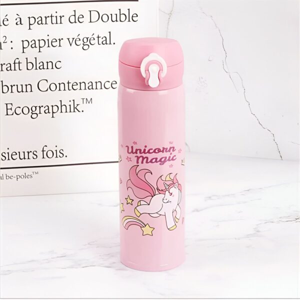 bouteille-isotherme-licorne-pour-enfant-1a.jpg Gourde rose isotherme avec un motif de licorne entourée d'étoiles et l'inscription « Unicorn Magic ». Idéale pour les enfants et les amateurs de contes de fées., 45501171925247 | Licorne Shop