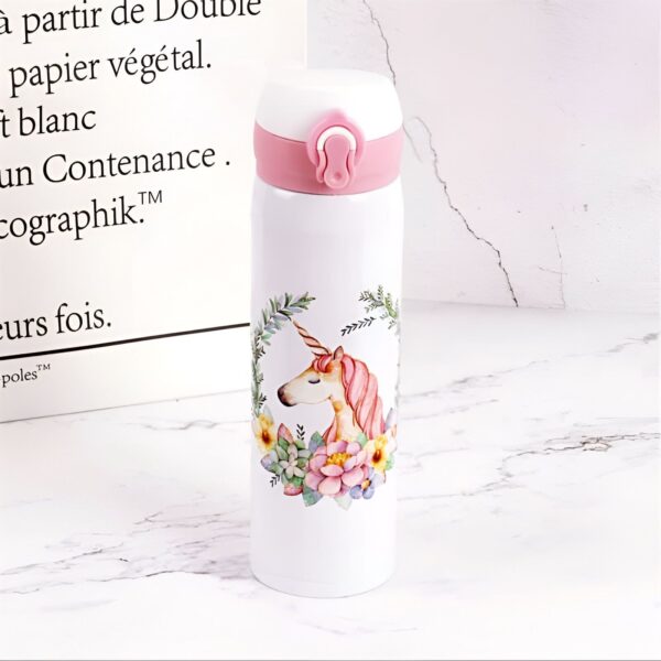 bouteille-thermos-licorne-1a.jpg Gourde blanche avec bouchon rose et illustration d'une licorne entourée de fleurs. Bouteille d'eau réutilisable décorée avec un motif féerique, idéale pour les enfants et les adultes. Accessoire tendance et pratique pour rester hydraté., 45501176479999 | Licorne Shop