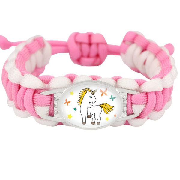 bracelet-en-paracorde-motif-licorne-1a.jpg Bracelet tressé rose et blanc pour enfant avec un pendentif licorne entourée d'étoiles et de papillons. Accessoire de mode mignon et coloré pour les jeunes filles., 45501422436607 | Licorne Shop