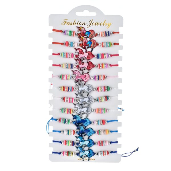 bracelet-fantaisie-licorne-colore-1a.jpg Présentoir de bijoux fantaisie avec une collection de bracelets colorés, chacun orné d'un motif de licorne et de perles diverses. Des couleurs vives allant du rouge au bleu captivent le regard., 45501398974719 | Licorne Shop