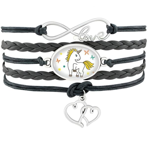 L'image représente un bracelet en cuir tressé de couleur marron avec un pendentif en forme de licorne. La licorne est représentée avec une crinière et une queue jaunes, un corps blanc et des étoiles roses et bleues autour d'elle. Le bracelet est également agrémenté d'un fermoir en forme de cœur.