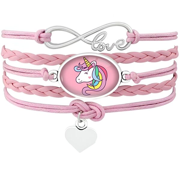 bracelet-licorne-cuir-1a.jpg L'image représente un bracelet en cuir rose avec un pendentif en forme de cœur et un pendentif en forme de licorne. Le bracelet est orné d'un fermoir en forme d'infini avec le mot "love" écrit dessus.