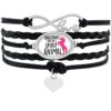 L'image représente un bracelet en cuir noir avec un pendentif en forme de cœur et un pendentif rond avec une licorne dessus. Le bracelet est orné de l'inscription "Unicorns are my spirit animal".