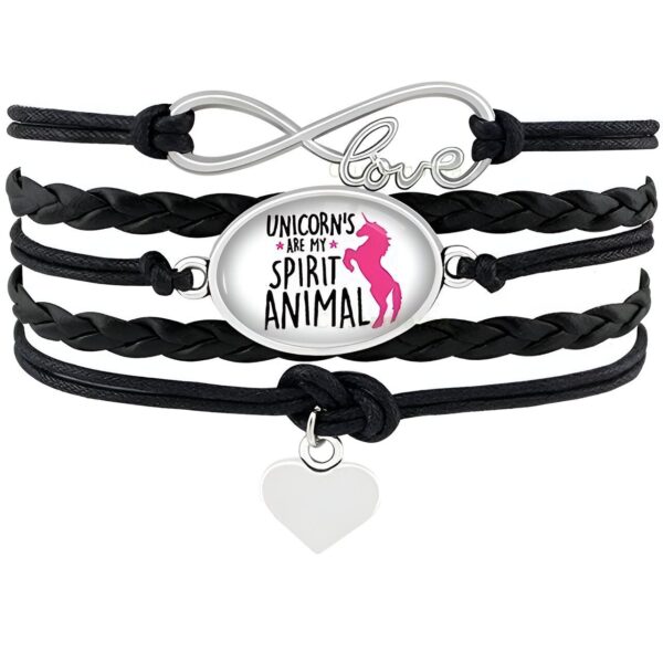 L'image représente un bracelet en cuir noir avec un pendentif en forme de cœur et un pendentif rond avec une licorne dessus. Le bracelet est orné de l'inscription "Unicorns are my spirit animal".
