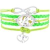 Un bracelet vert avec un pendentif en forme de licorne et un pendentif en forme de cœur. Le bracelet est fait de cuir tressé et le pendentif est en métal. La licorne est blanche avec une crinière et une queue jaunes. Le cœur est rouge avec un contour argenté.