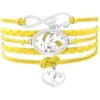 Un bracelet en cuir jaune avec un pendentif en forme de licorne et un pendentif en forme de cœur. Le bracelet est également décoré de deux breloques en forme d'étoile et de deux breloques en forme de lune.
