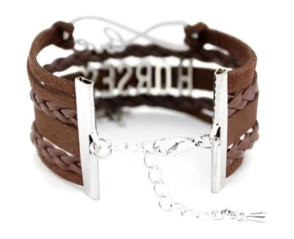 Un bracelet en cuir marron avec un fermoir en métal argenté. Sur le bracelet, il est écrit "FOREVER" en lettres argentées.