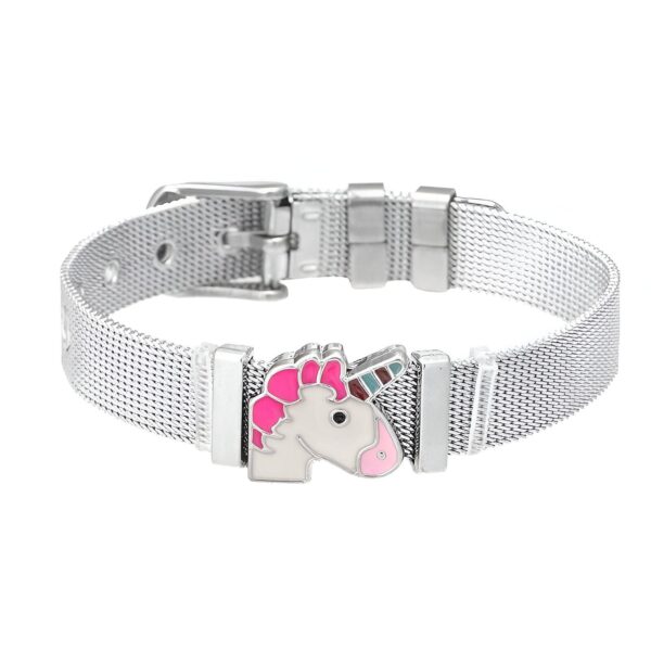 Un bracelet en acier inoxydable avec un pendentif licorne. La licorne est rose et blanche avec une crinière et une queue arc-en-ciel. Le bracelet est réglable et convient à la plupart des poignets.