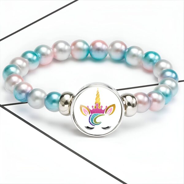 Bracelet enfant avec perles roses, bleues et blanches, et un pendentif licorne coloré., 45501400776959 | Licorne Shop