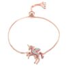 bracelet-licorne-en-zircone-cubique-1a.jpg Un bracelet avec une chaîne en or rose et un pendentif licorne. La licorne est sertie de cristaux roses, bleus et violets.