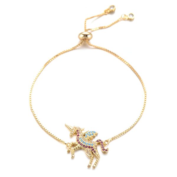 bracelet-licorne-en-zircone-cubique-2a.jpg Un bracelet en or avec une breloque licorne sertie de cristaux colorés.