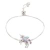 bracelet-licorne-en-zircone-cubique-3a.jpg Un bracelet avec une breloque en forme de licorne. La licorne est sertie de cristaux de différentes couleurs. Le bracelet est en argent.