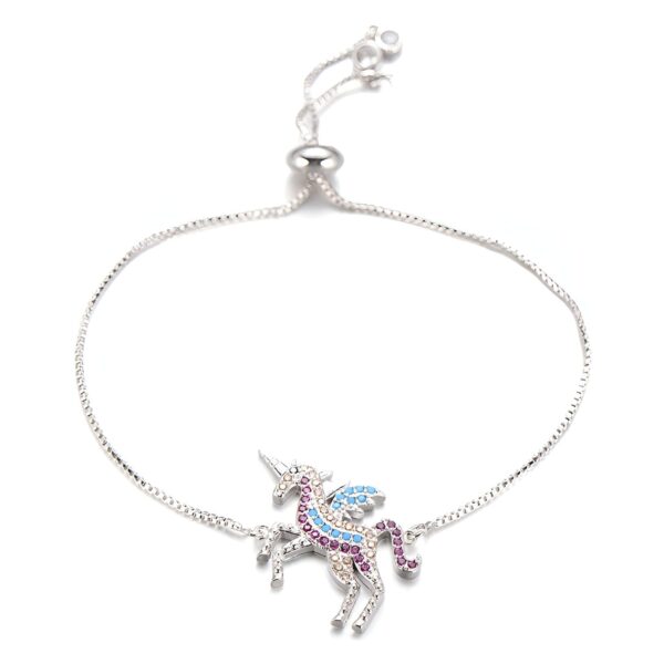 bracelet-licorne-en-zircone-cubique-3a.jpg Un bracelet avec une breloque en forme de licorne. La licorne est sertie de cristaux de différentes couleurs. Le bracelet est en argent.