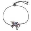 bracelet-licorne-en-zircone-cubique-4a.jpg Un bracelet avec un pendentif licorne en cristal de couleur noir avec des ailes bleues et une crinière rose et violette.