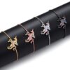 bracelet-licorne-en-zircone-cubique-6a.jpg Quatre bracelets avec des pendentifs en forme de licorne ailée. Les licornes sont serties de pierres précieuses colorées. Les bracelets sont en métal doré, argenté, or rose et noir.