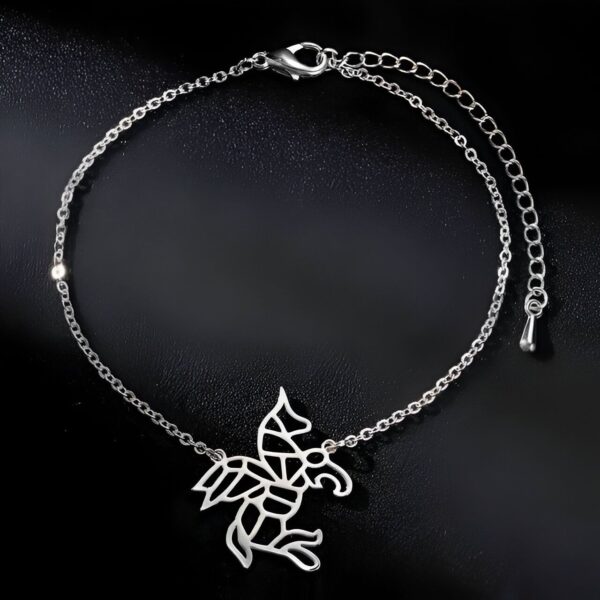 Un bracelet en argent avec un pendentif en forme de cheval ailé.