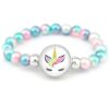 Un bracelet avec des perles roses, bleues et blanches et un pendentif en forme de licorne avec une fleur sur la tête.