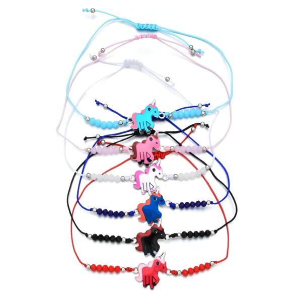 Ensemble de 7 bracelets colorés avec des perles et un motif licorne. Les couleurs incluent bleu, rose, blanc, noir et rouge. Idéal pour les cadeaux d'amitié ou les accessoires de mode fantaisie., 45501422108927 | Licorne Shop