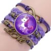 bracelet-licorne-tresse-fille-4a.jpg Un bracelet en cuir tressé de couleur mauve avec un pendentif en forme de licorne. La licorne est représentée avec une crinière et une queue violettes, et elle se tient debout sur un fond étoilé. Le bracelet est également orné d'un charm en forme de cœur avec le mot "love" écrit dessus.