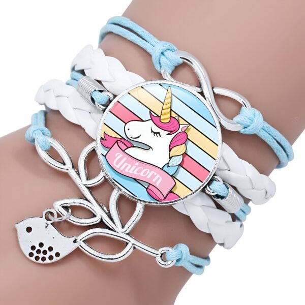 Bracelet multicolore avec un médaillon licorne et un breloque oiseau argenté. Bijou fantaisie pour fille, cadeau idéal pour les fans d'unicorne. Accessoire de mode tendance avec des cordons bleus et blancs tressés., 45501397565695 | Licorne Shop