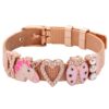 bracelet-motif-licorne-2a.jpg Le bracelet est en acier inoxydable et possède une maille milanaise. Il est rose gold et possède 4 breloques : une licorne, un cœur, une coccinelle et un trèfle à quatre feuilles. Les breloques sont toutes serties de strass.