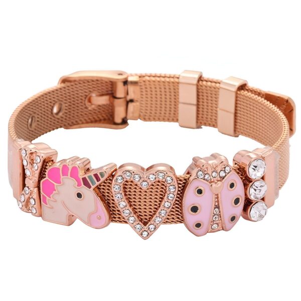 bracelet-motif-licorne-2a.jpg Le bracelet est en acier inoxydable et possède une maille milanaise. Il est rose gold et possède 4 breloques : une licorne, un cœur, une coccinelle et un trèfle à quatre feuilles. Les breloques sont toutes serties de strass.